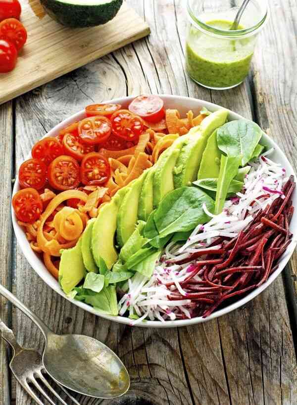 Ciotola con verdure fresche colorate su tavolo chiaro